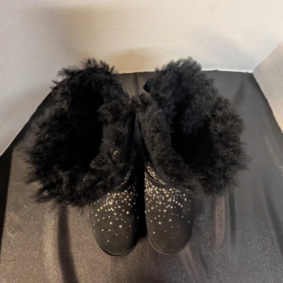 UGG Limited Edition Swarovski Rhinestone Bailey Boot Velvet Bow Tie - Picture 9 of 13